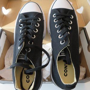 Converse woman's size 7 brand new never worn